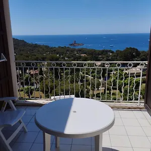 5 People With Beautiful Sea View Drammont